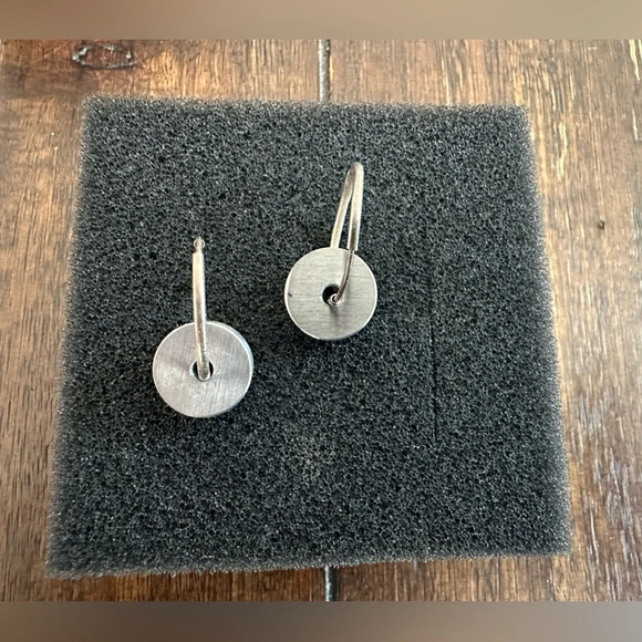 Kon Zuk minimalist loop circle earrings - Picture 10 of 12